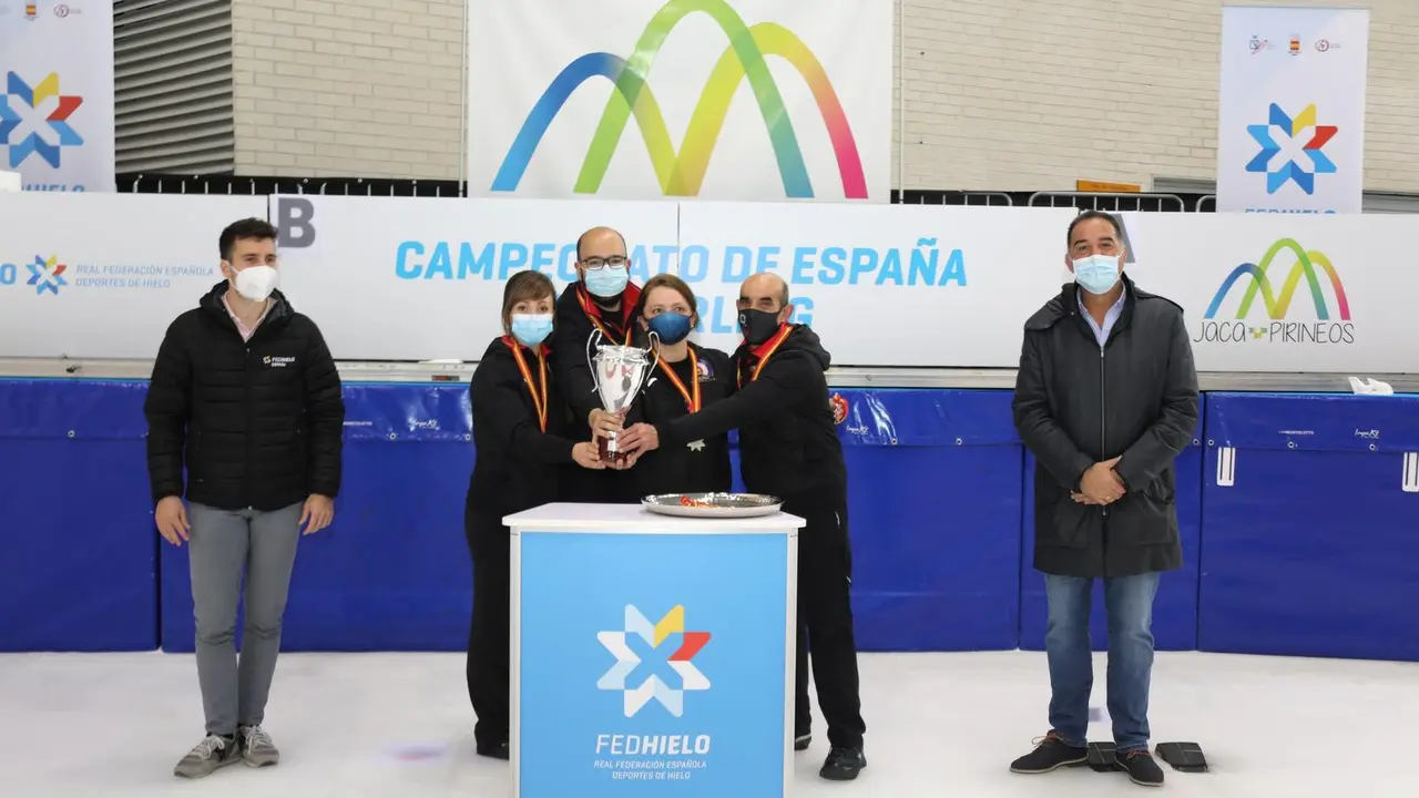 Los jacetanos con una hist&oacute;rica copa de subcampe&oacute;n. | Foto: Miguel Henares