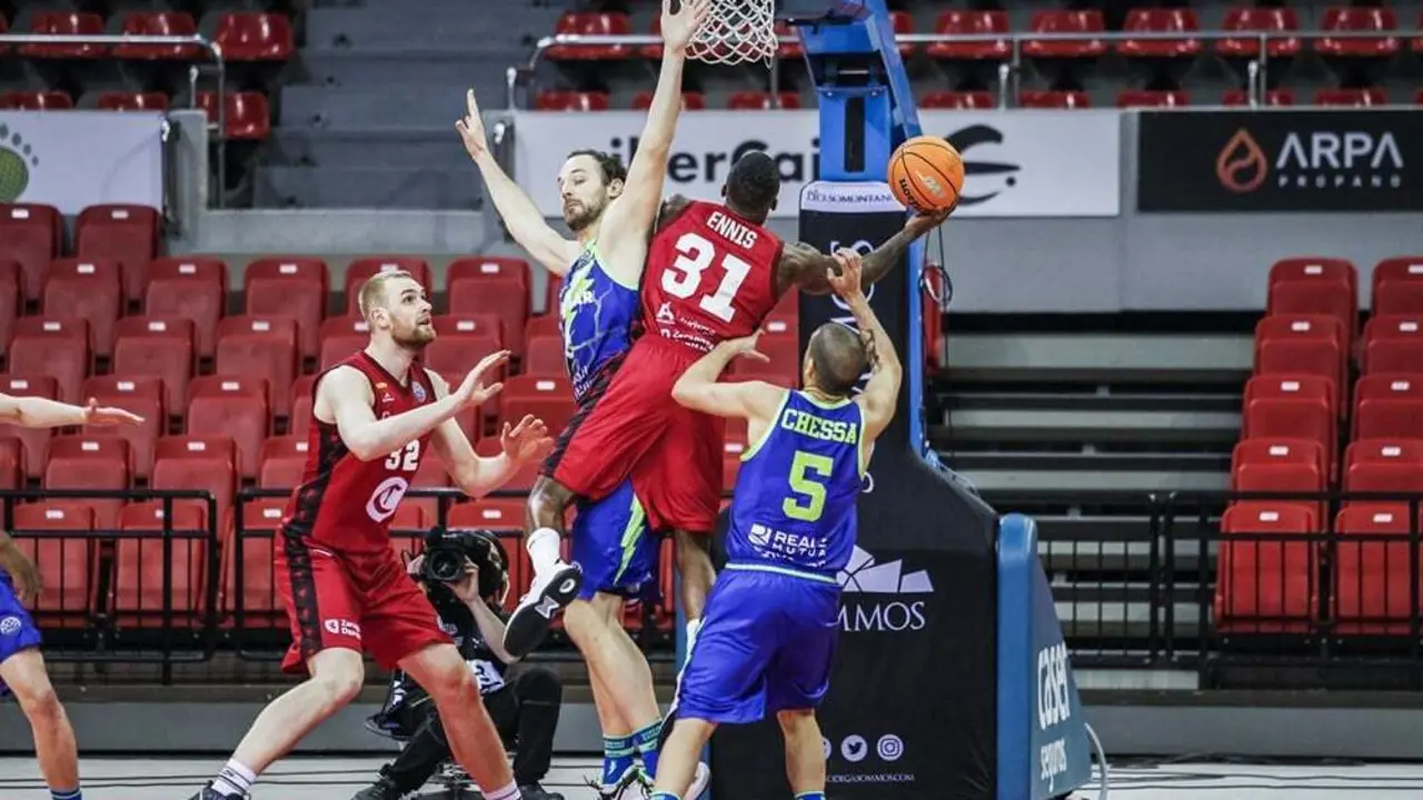Dylan Ennis busca un complicado lanzamiento en un duelo ante Sassari. Foto: Esther Casas/FIBA