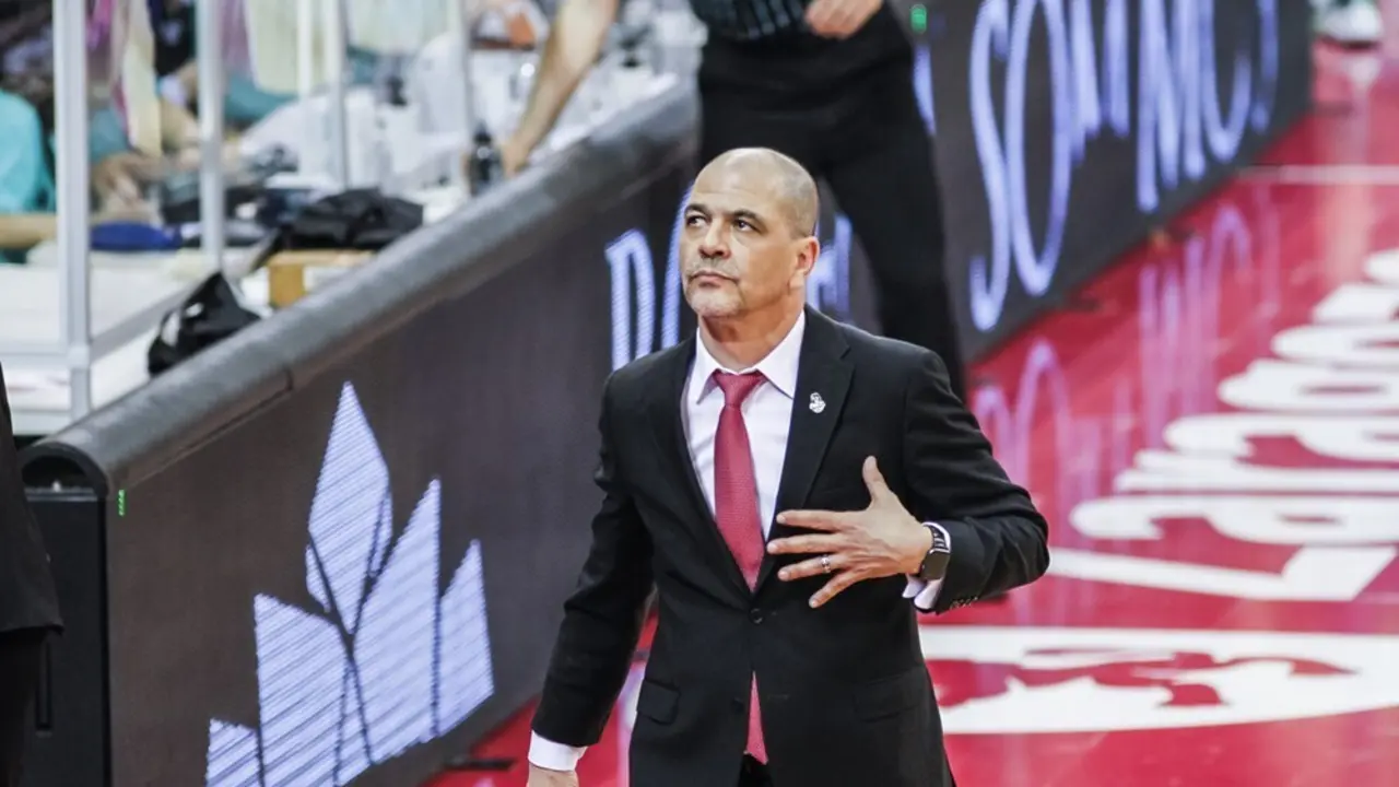 Sergio Hern&aacute;ndez fija su mirada en el marcador del Principe Felipe. Foto: FIBA