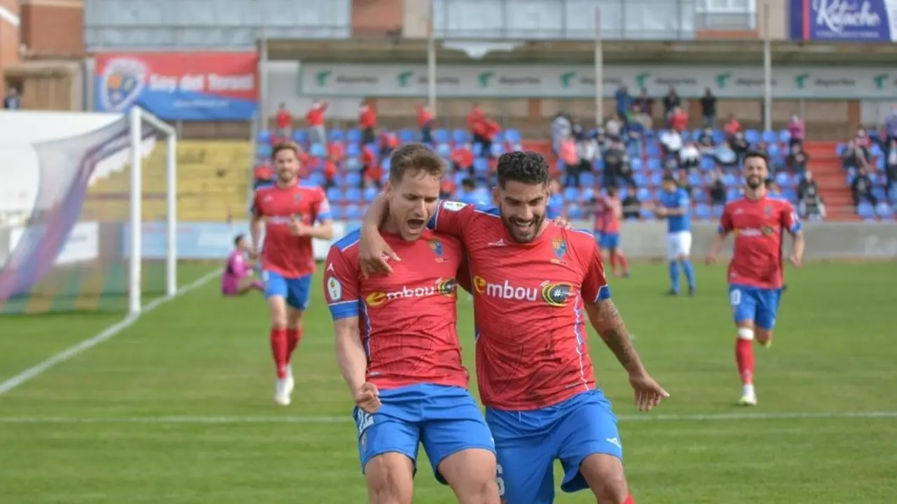 Los turolenses celebrando uno de los goles ante el Utebo. | Foto: CD Teruel