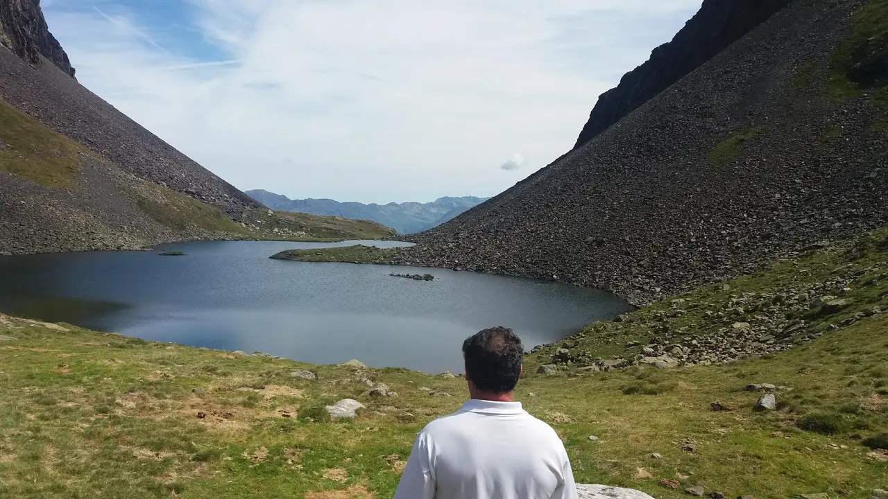 Un senderista en el ib&oacute;n de Toro, en el Valle de Benasque. Foto: Sportaragon