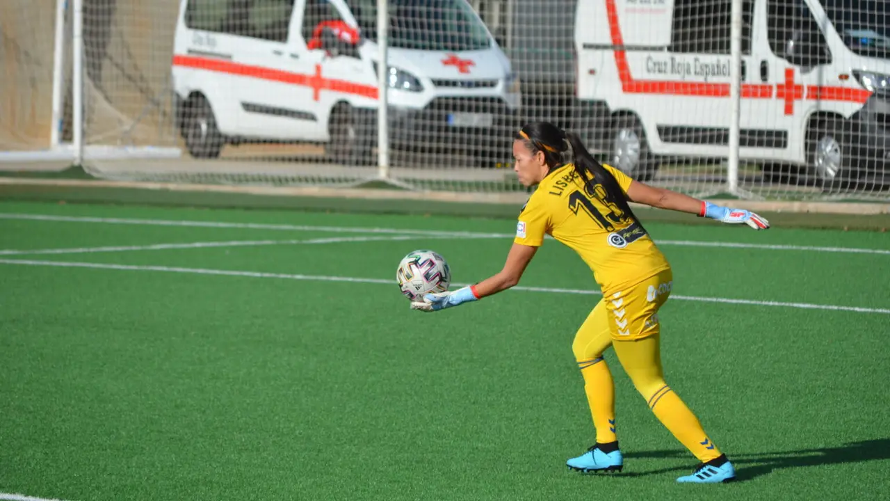 Lisbeth Castro en un saque de puerta con el Zaragoza CFF. Foto: Zaragoza CFF