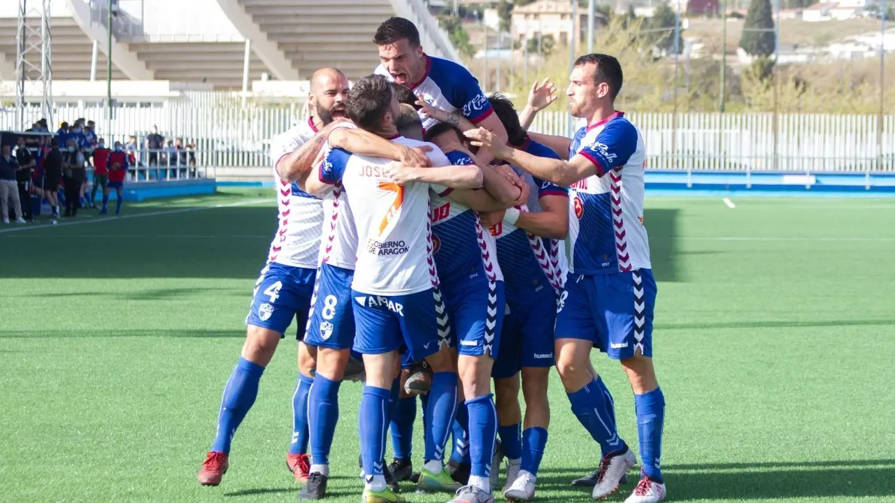 Los jugadores del CD Ebro celebran la victoria ante el CD Izarra. Foto: CD Ebro