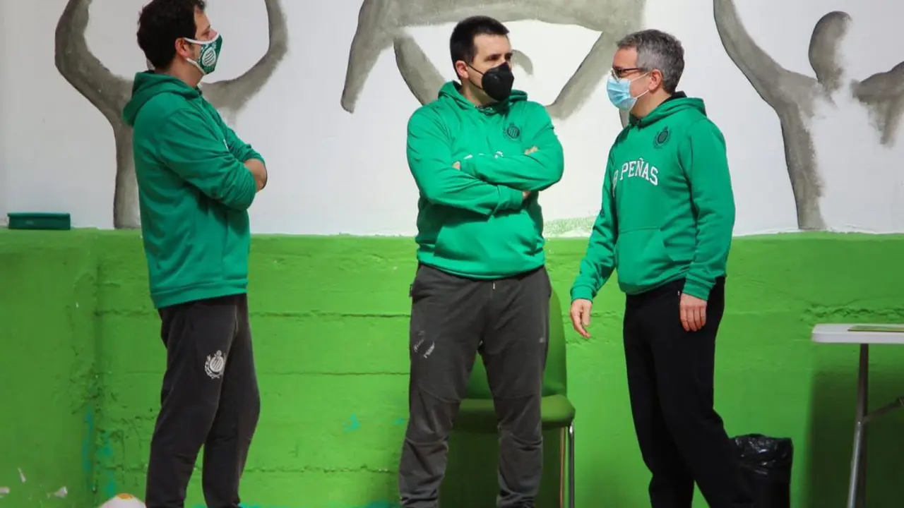 &Oacute;scar Lata, a la derecha de la imagen, y su cuerpo t&eacute;cnico, en el Pe&ntilde;as Center. Foto: Levitec Huesca
