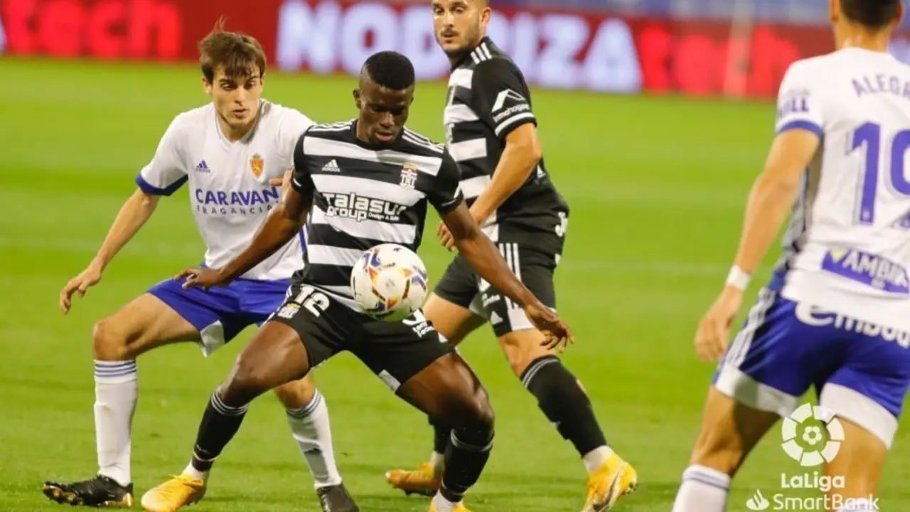 Francho Serrano visualiza el bal&oacute;n para recuperarlo ante el Cartagena. Foto: LaLiga SmartBank