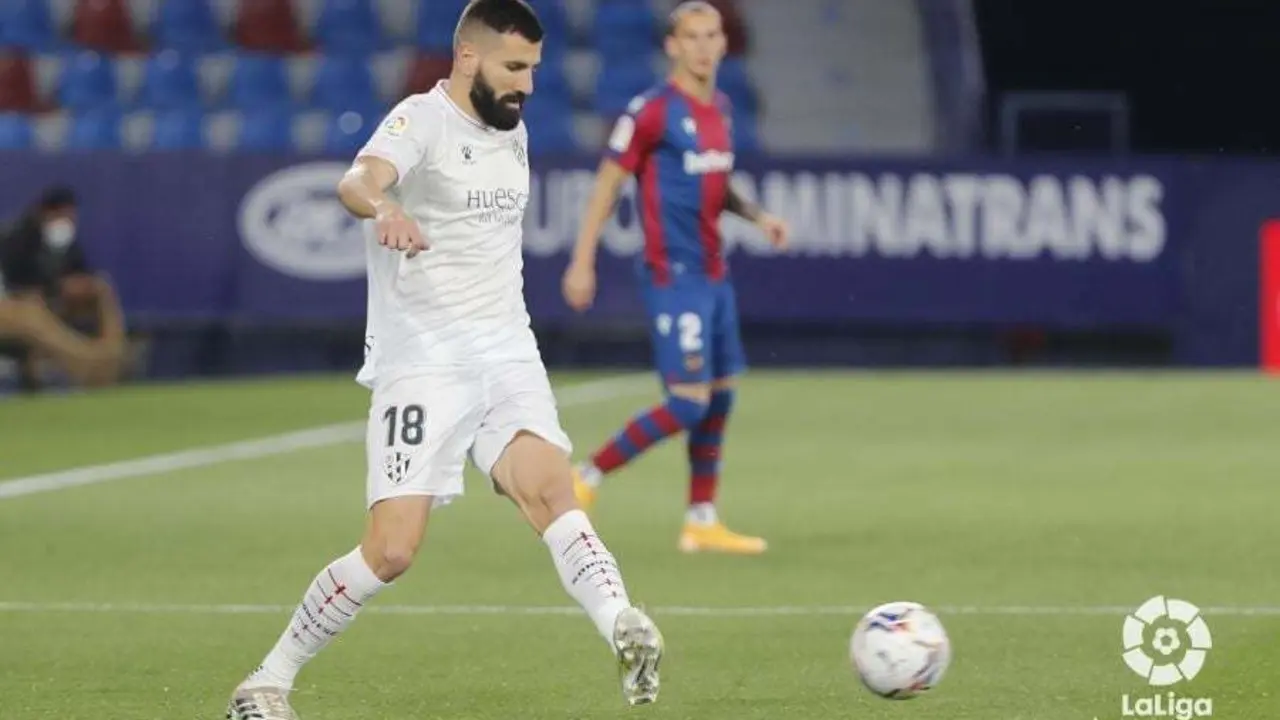 Siovas golpea el bal&oacute;n en el Levante-Huesca que ha dado un rayo de esperanza para los de Pacheta por la permanencia. Foto: LaLiga