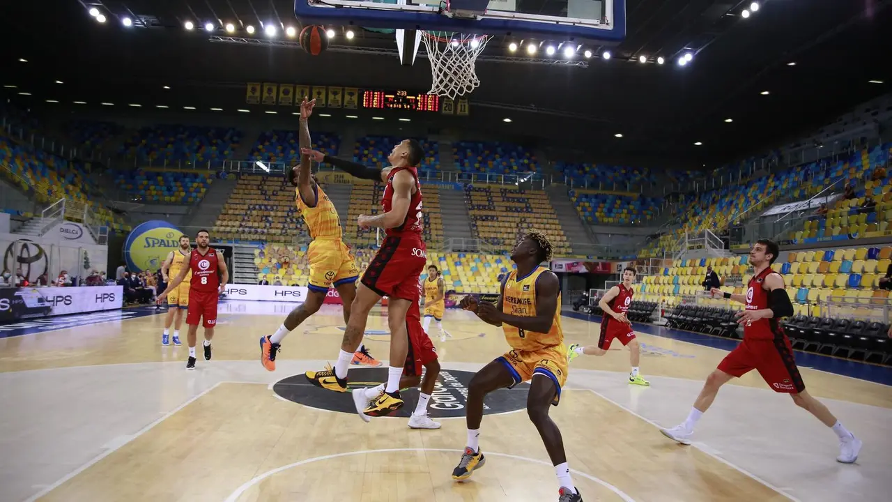 Jacob Wiley trata de puntear un tiro. Foto: Gran Canaria