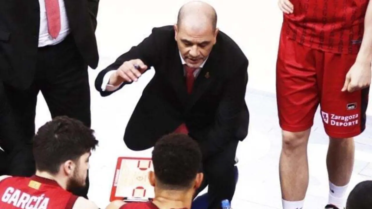 Sergio Hern&aacute;ndez se dirige a Elias Harris en un tiempo muerto. Foto: ACB