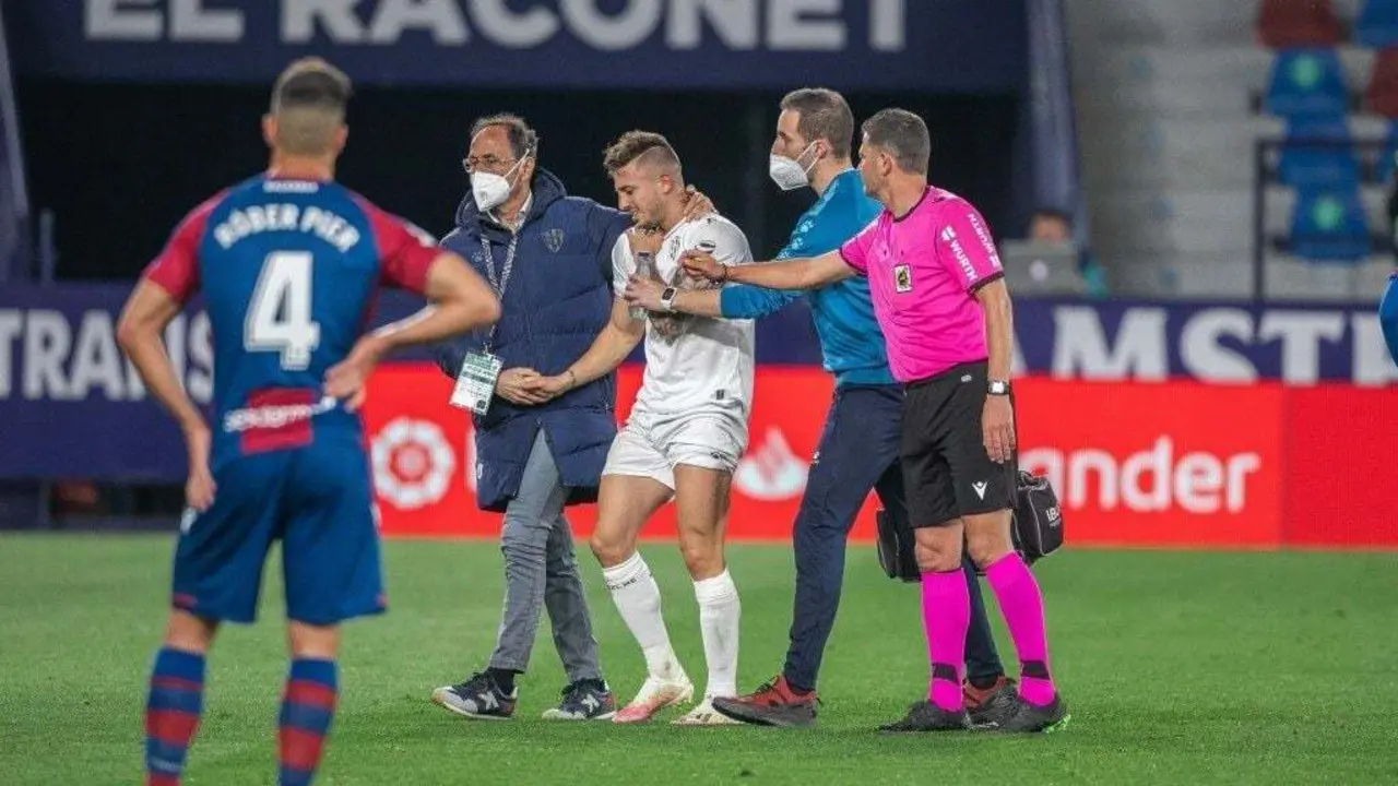 Maffeo se retira lesionado del Ciutat. | Foto: SD Huesca