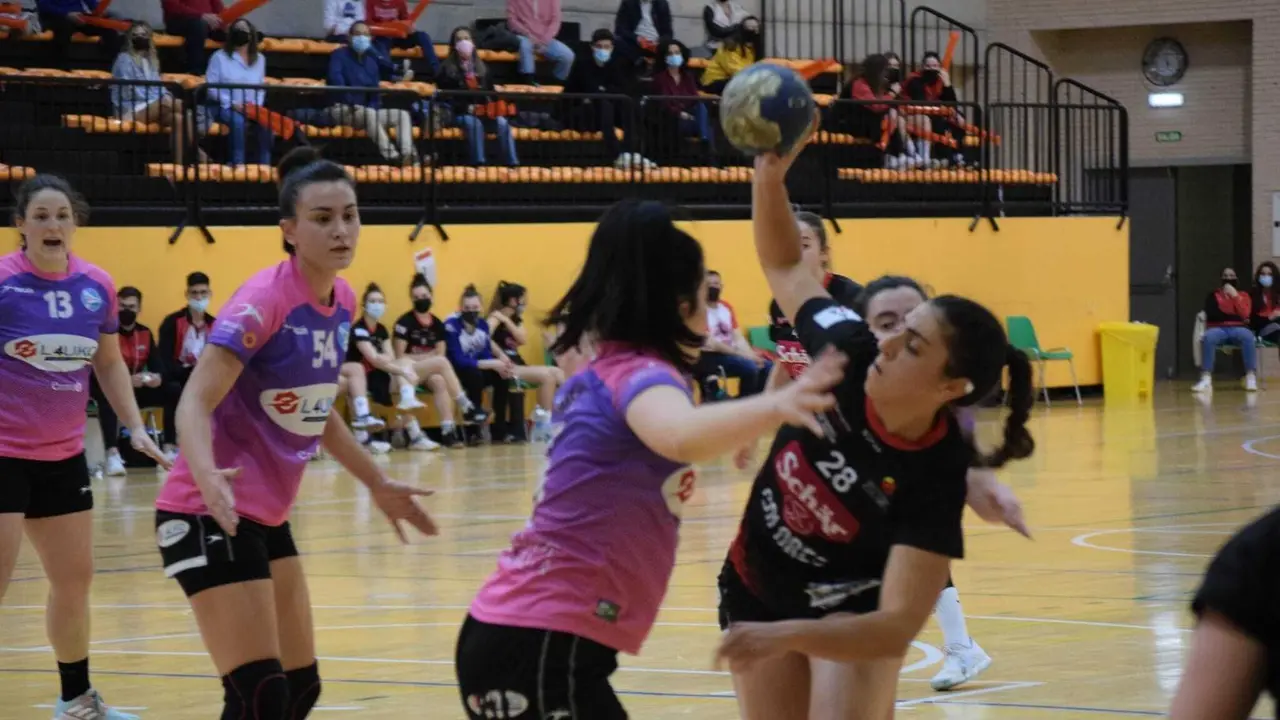Lila Lacazette, desde los 9 a&ntilde;os en el balonmano. Foto: Sch&auml;r Colores Zaragoza