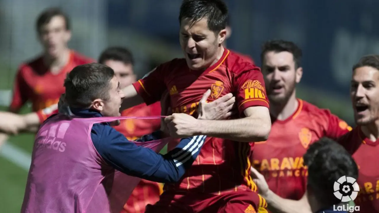 Tejero celebra con rabia y rodeado por sus compa&ntilde;eros el 0 a 1 en Fuenlabrada. Foto: LFP