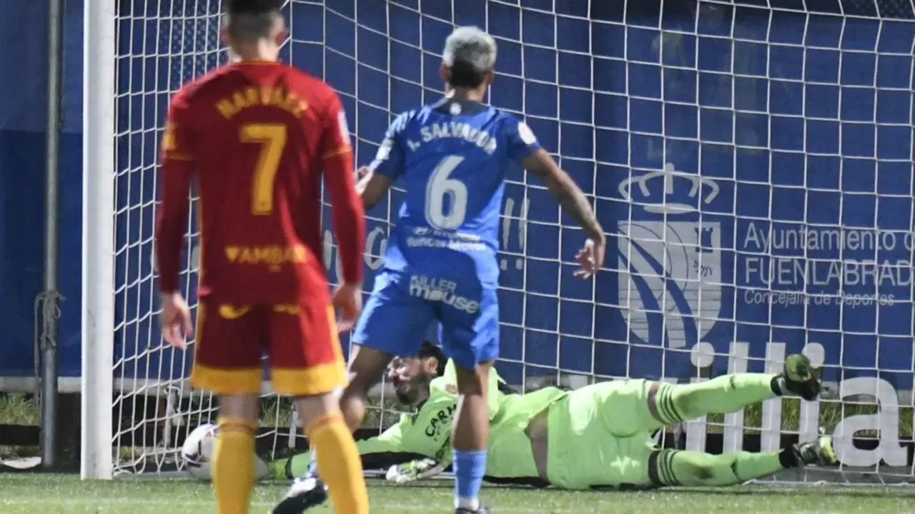 Cristi&aacute;n &Aacute;lvarez en la acci&oacute;n del penalti del Fuenlabrada. Foto: Real Zaragoza