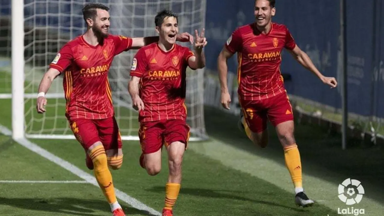 Peybernes y Alegr&iacute;a van hacia Tejero para celebrar el gol de la victoria en Fuenlabrada. Foto: LaLiga SmartBank