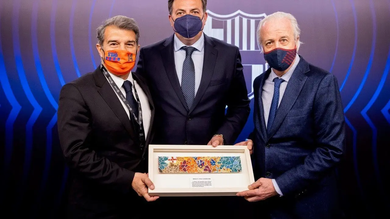 Manolo Torres, junto a Laporta, en la visita al Camp Nou. | Foto: SD Huesca