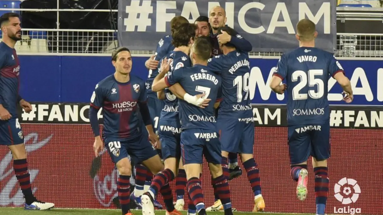 Los jugadores del Huesca celebran el primer gol de Mir ante el Elche. Foto: LaLiga