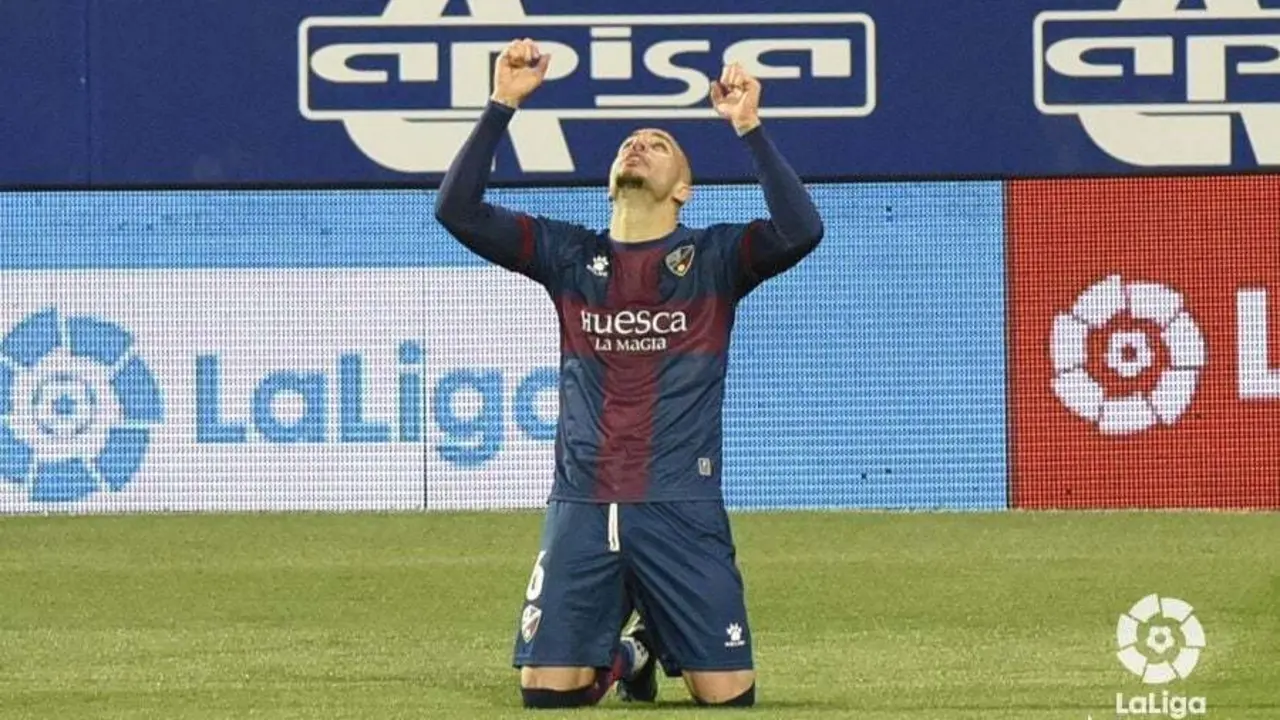 Sandro, en la imagen celebra su gol contra el Elche, quiere salir del Huesca. | Foto: LaLiga