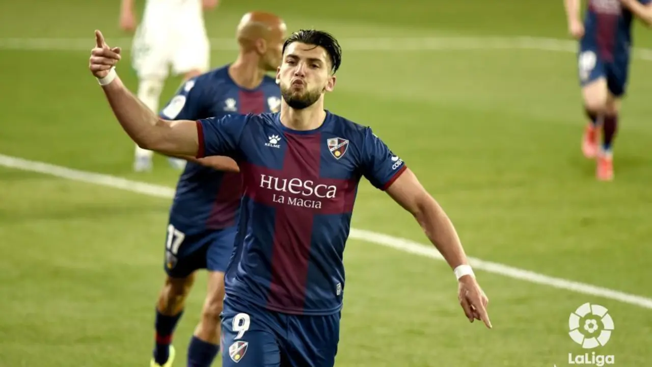 Rafa Mir celebra su doblete frente al Elche. Foto: La Liga.