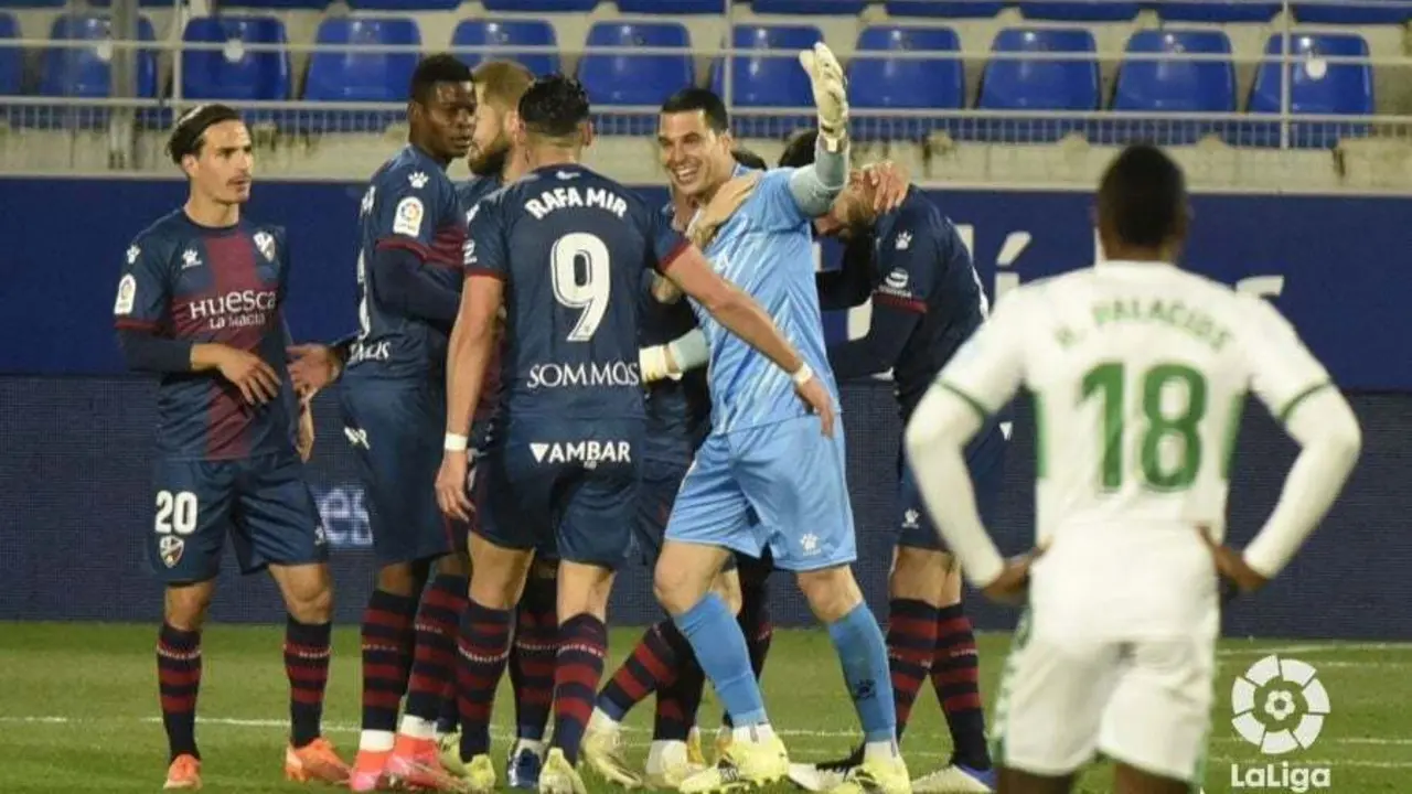 Los jugadores del Huesca celebran la victoria ante el Elche. Foto: LaLiga