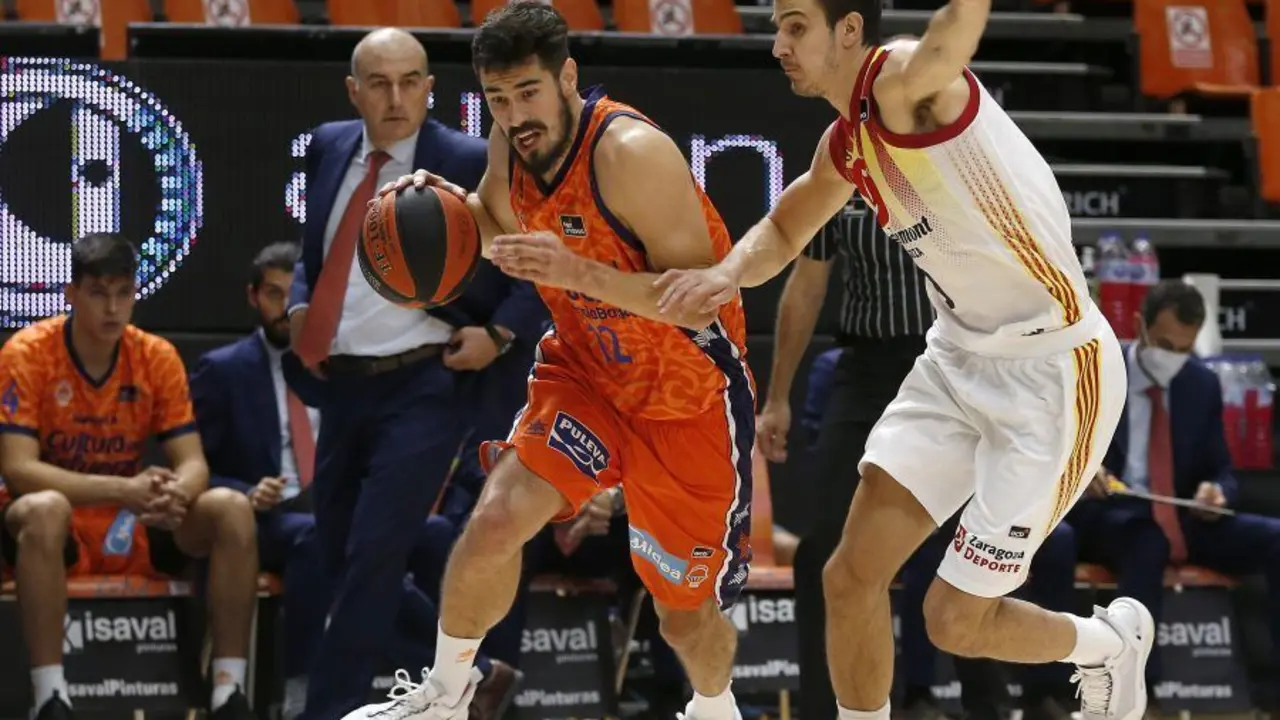 Brussino defiende a Kalinic en el partido de ida. Foto: ACB
