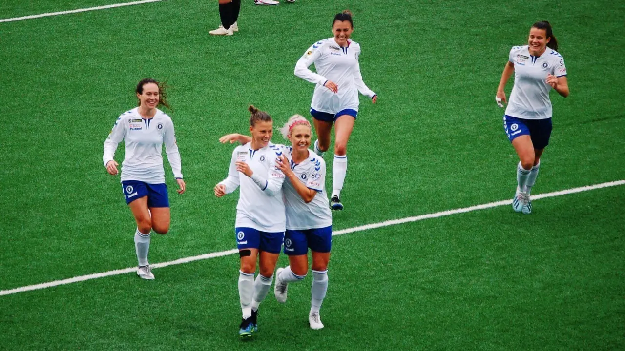 Las jugadoras del Zaragoza CFF celebran el 1-0 de Annelie. Foto: Zaragoza CFF