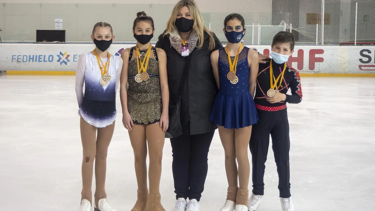 Las jacetanas con sus medallas. | Foto: CH Jaca