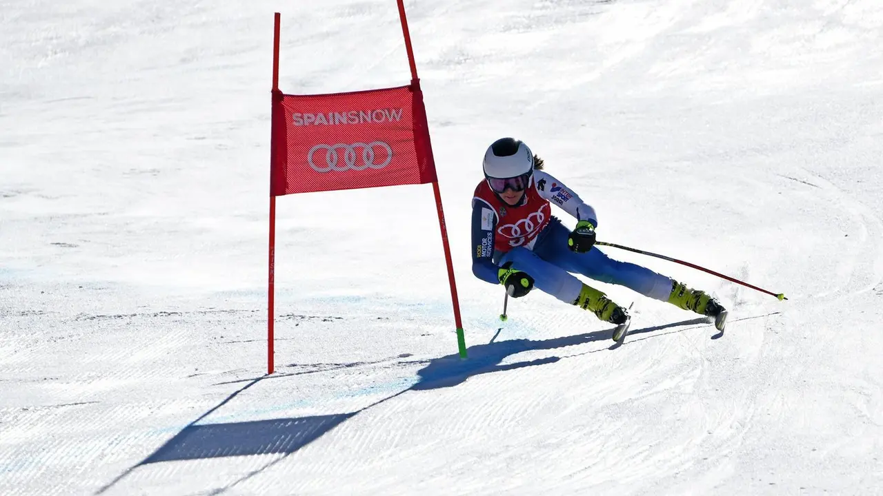 Celia Abad salva una puerta en el SG de Sierra Nevada. Foto: Rfedi