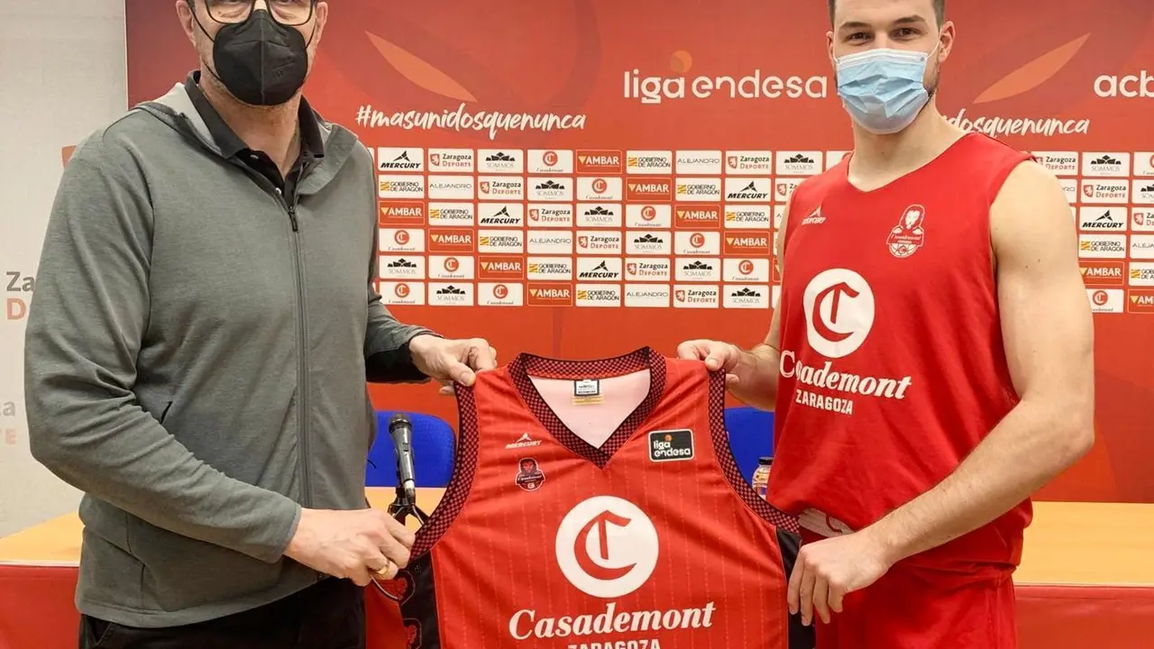 Jonathan Barreiro, junto al director deportivo Pep Cargol. Foto: Casademont Zaragoza