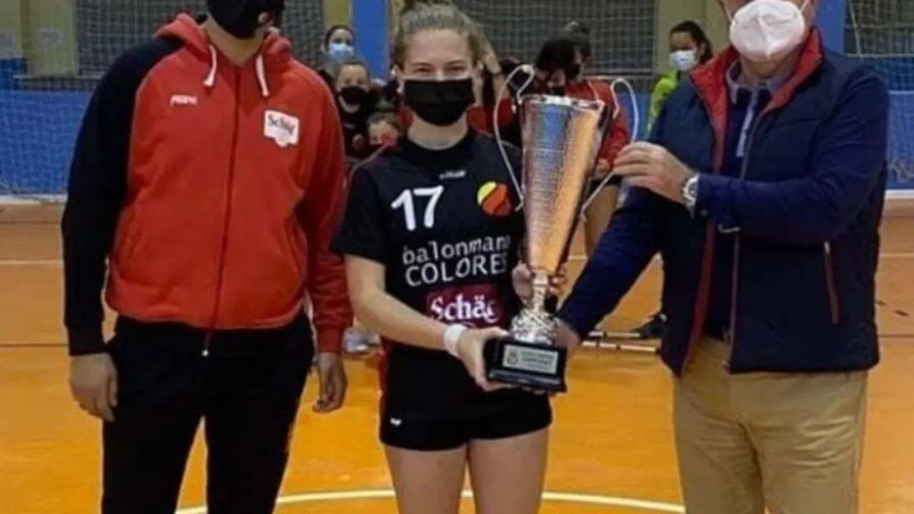 Elena Miguel recibe la Copa. Foto: Sch&auml;r Colores Zaragoza