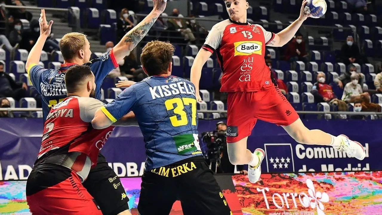 Mosquera arma el brazo contra Le&oacute;n, en los octavos final de la Copa del Rey disputada en Madrid. Foto: Rfebm/J. L. Recio
