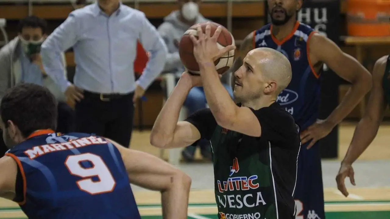 Kimbal Mackenzie se dispone a lanzar un tiro libre ante Burgos. Foto: C. Pascual