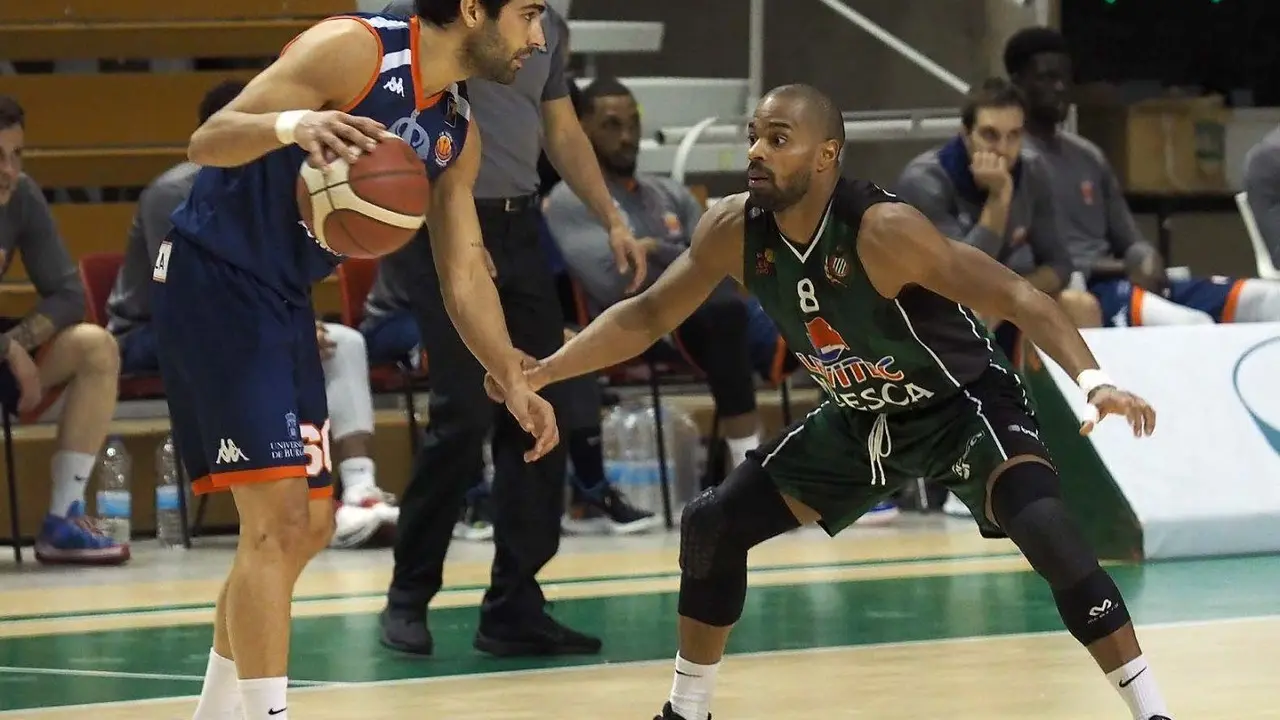 Cubill&aacute;n defiende a Alonso en el partido entre el Levitec Huesca y el Burgos. Foto: C. Pascual