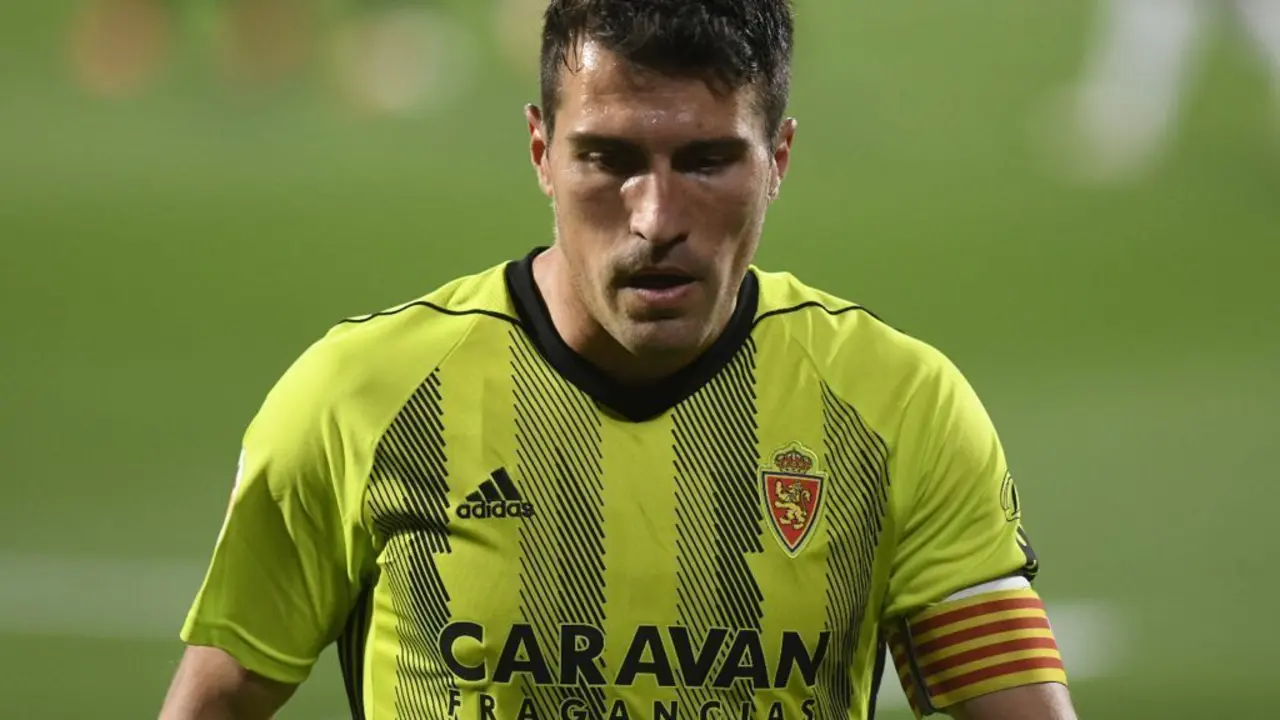Zapater sorprendido ante la acci&oacute;n del penalti ante al Girona. Foto: Real Zaragoza