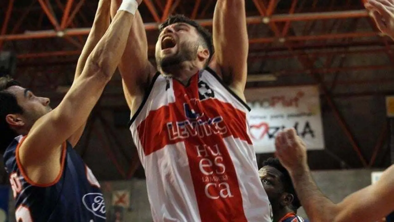Ram&oacute;n Vil&agrave; entra al aro con contundencia en el partido del viernes. Foto: FEB