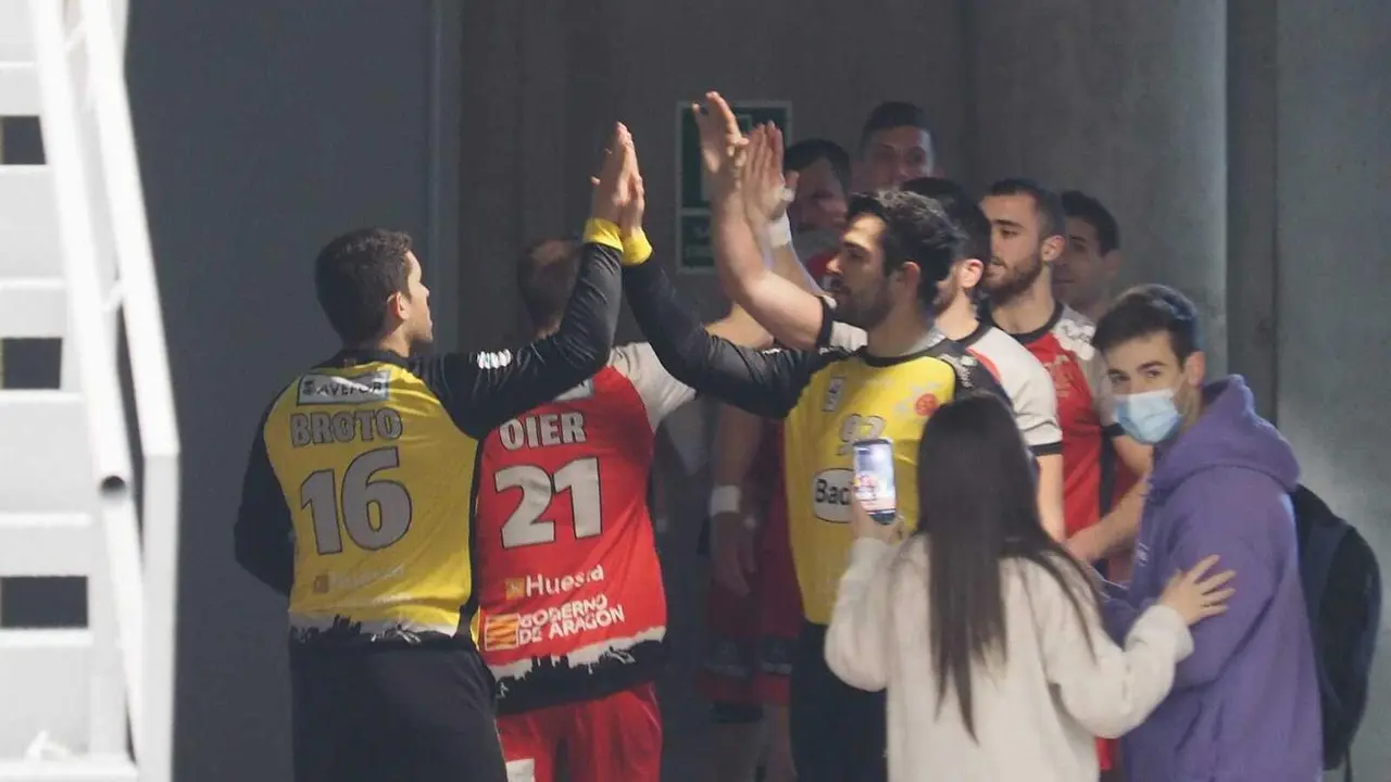 El Bada Huesca, minutos antes de iniciar el partido contra el Granollers. Foto: C.Pascual