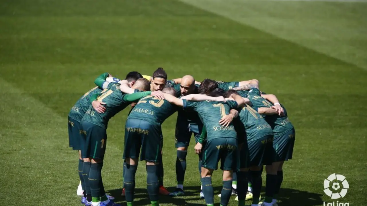 La SD Huesca reunida antes del partido contra el Alav&eacute;s. | Foto: LaLiga