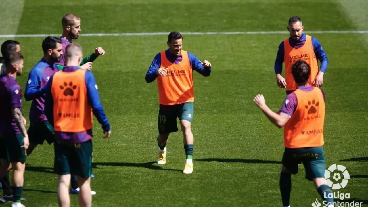 Pedro L&oacute;pez en el calentamiento previo al Alav&eacute;s - Huesca. Foto: La Liga.