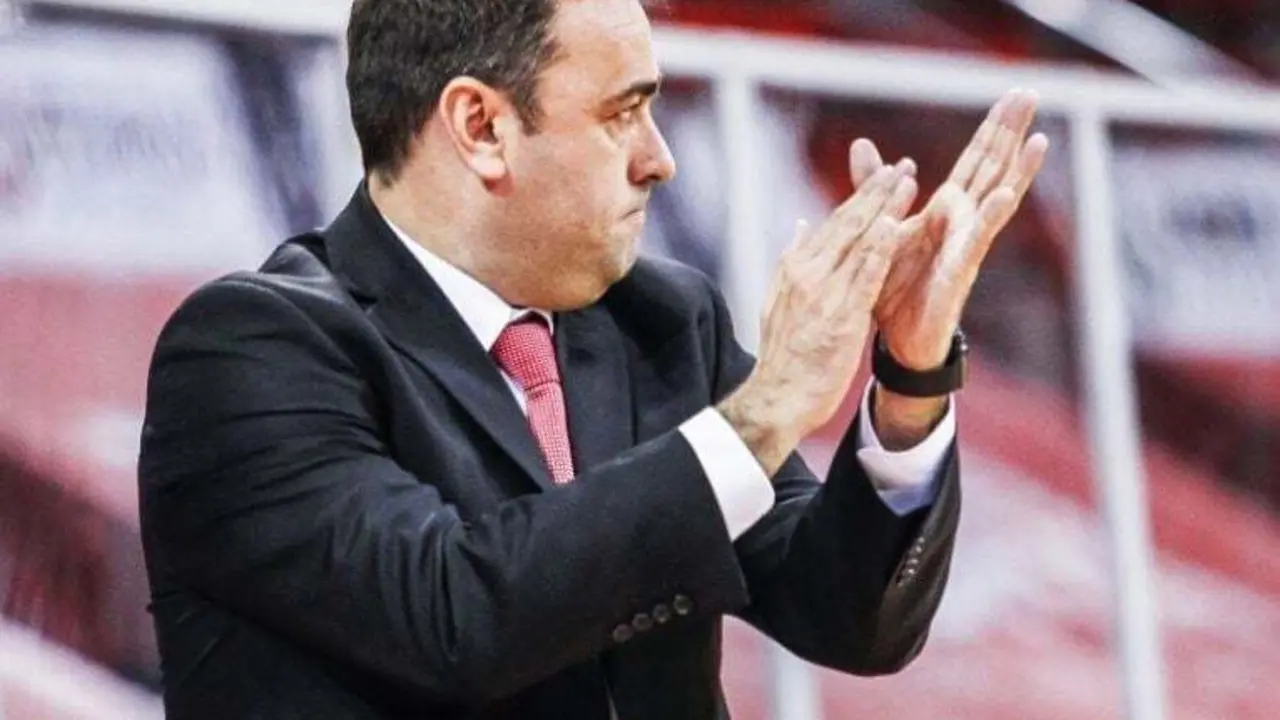 Sergio Lam&uacute;a aplaude una acci&oacute;n del equipo. Foto: Esther Casas/Casademont Zaragoza