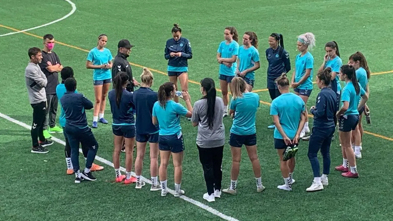 Charla de Nacho Bracero a sus jugadoras antes de recibir al PM Friol. Foto: Zaragoza CFF