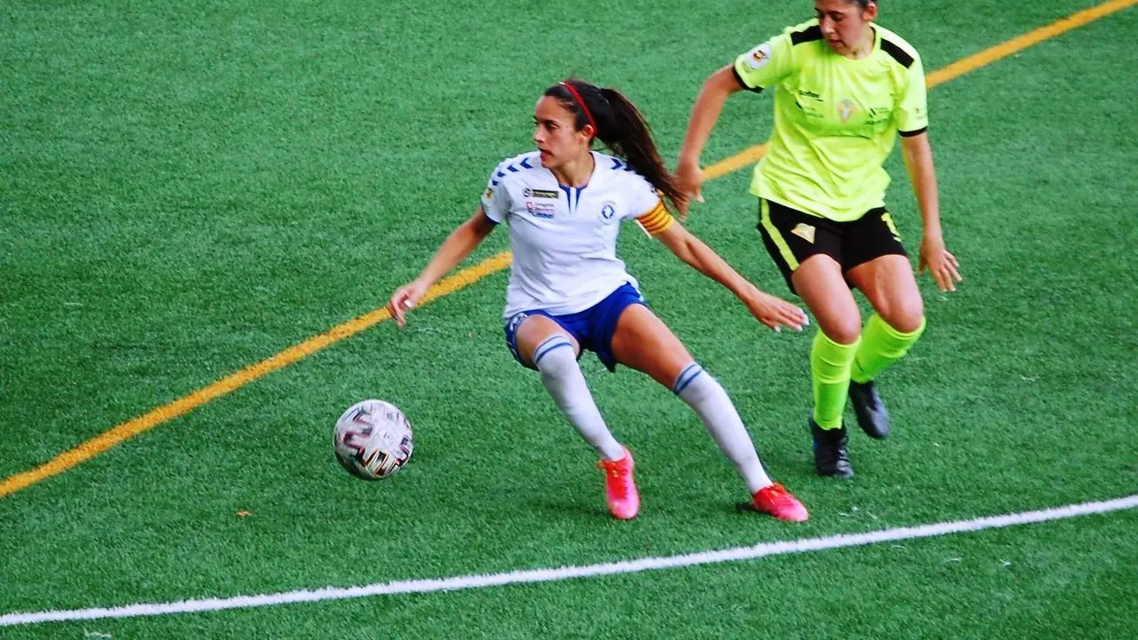 Laura Mart&iacute;nez pelea un bal&oacute;n en el partido ante el PM Friol. Foto: Zaragoza CFF
