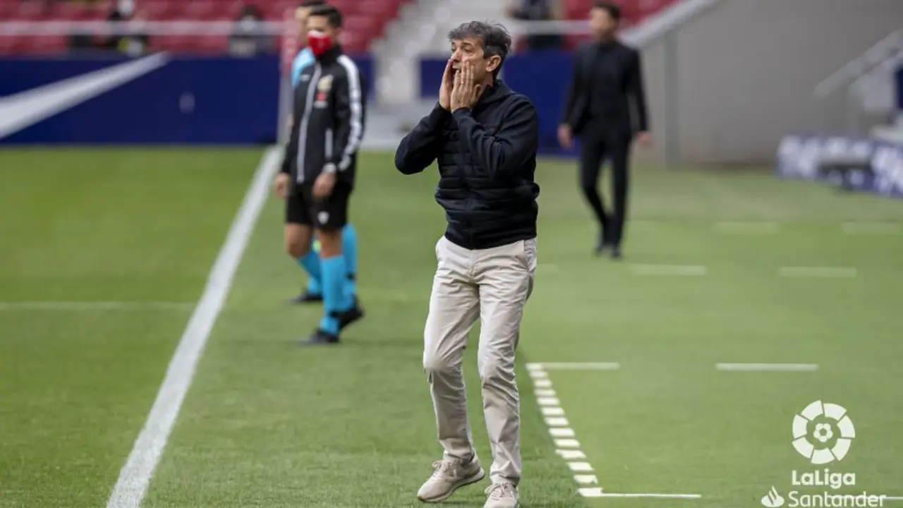Pacheta da &oacute;rdenes en el Atl&eacute;tico de Madrid Huesca, con Simeone al fondo de la imagen. Foto: LFP