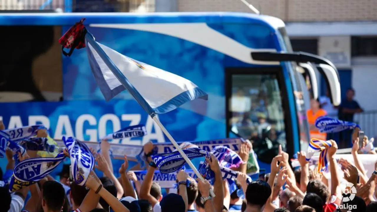 La afici&oacute;n zaragocista recibiendo a su equipo. Foto: LFP