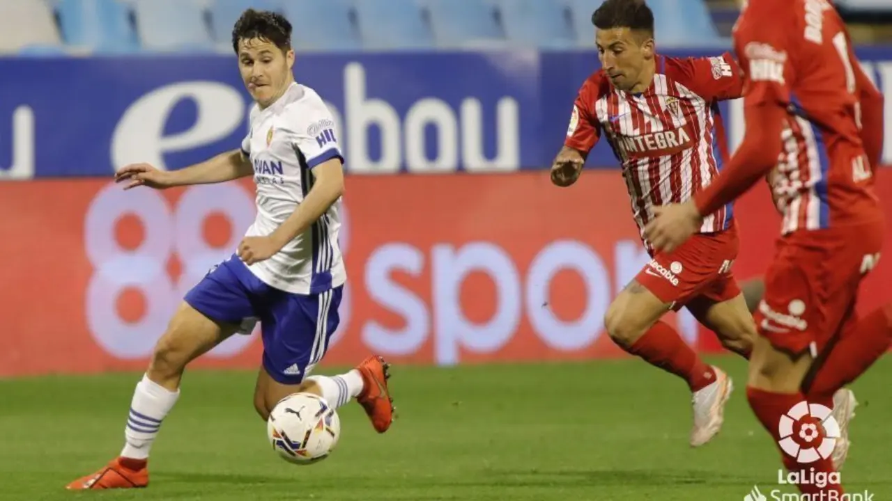 &Aacute;lvaro Tejero conduce el bal&oacute;n en una jugada ante el Sporting. Foto: LaLiga SmartBank