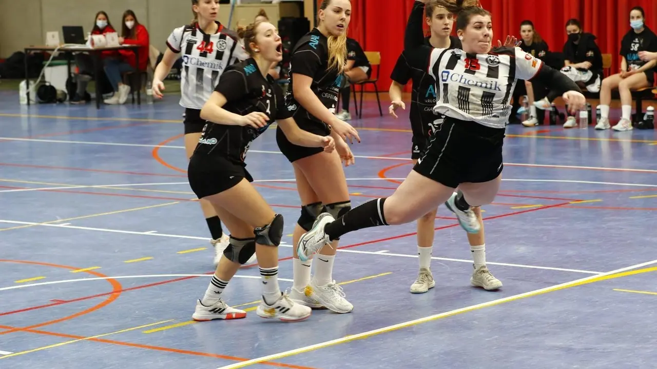 Mar&iacute;a Torres vuela en el partido ante Zarautz. Foto: M. P. Mart&iacute;n