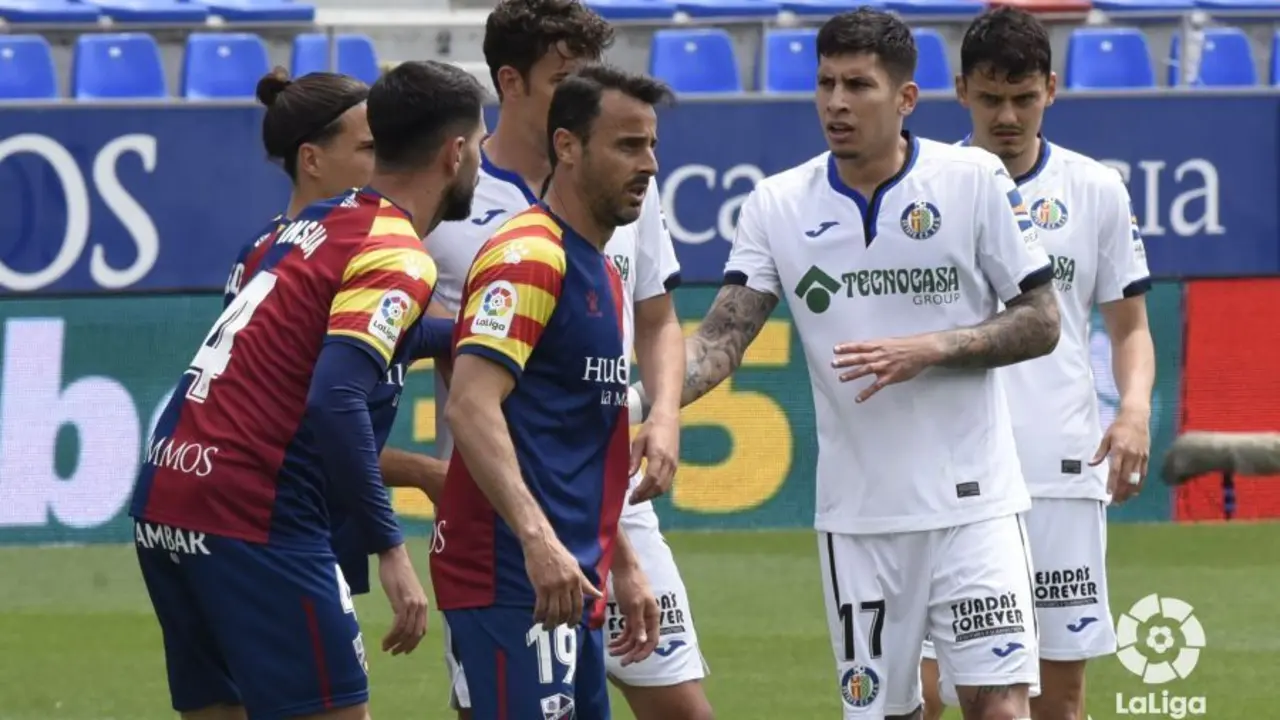 Insua cubriendo durante el partido contra el Getafe. | Foto: LaLiga