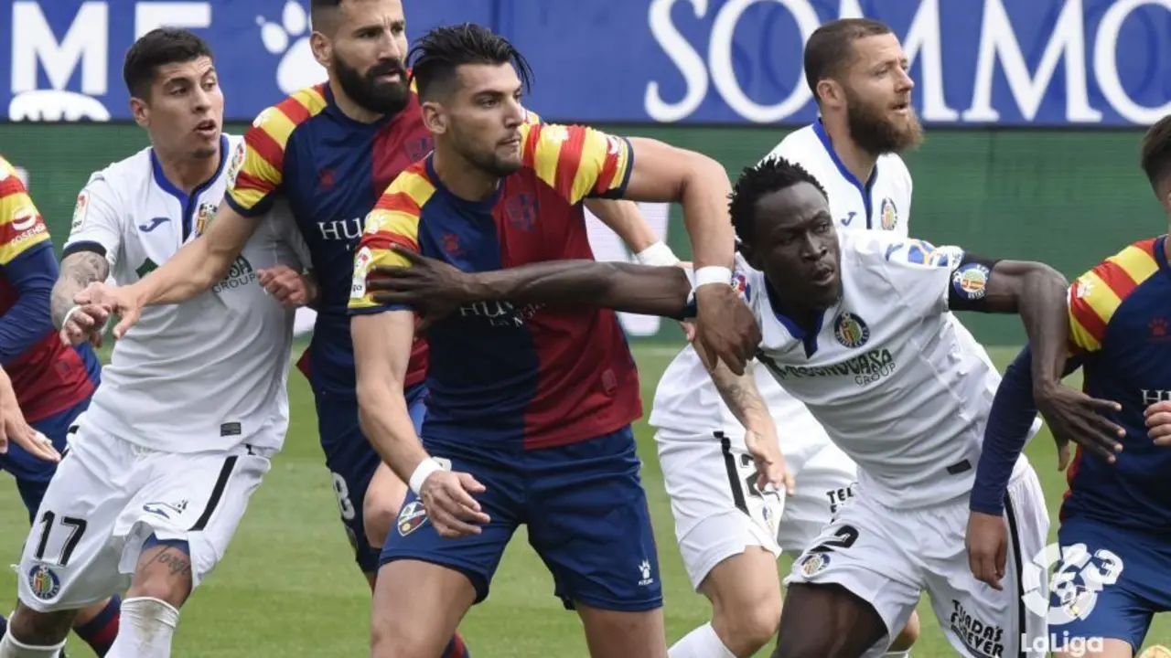 Mir y Siovas buscan rematar un bal&oacute;n en el Huesca-Getafe. Foto: LaLiga