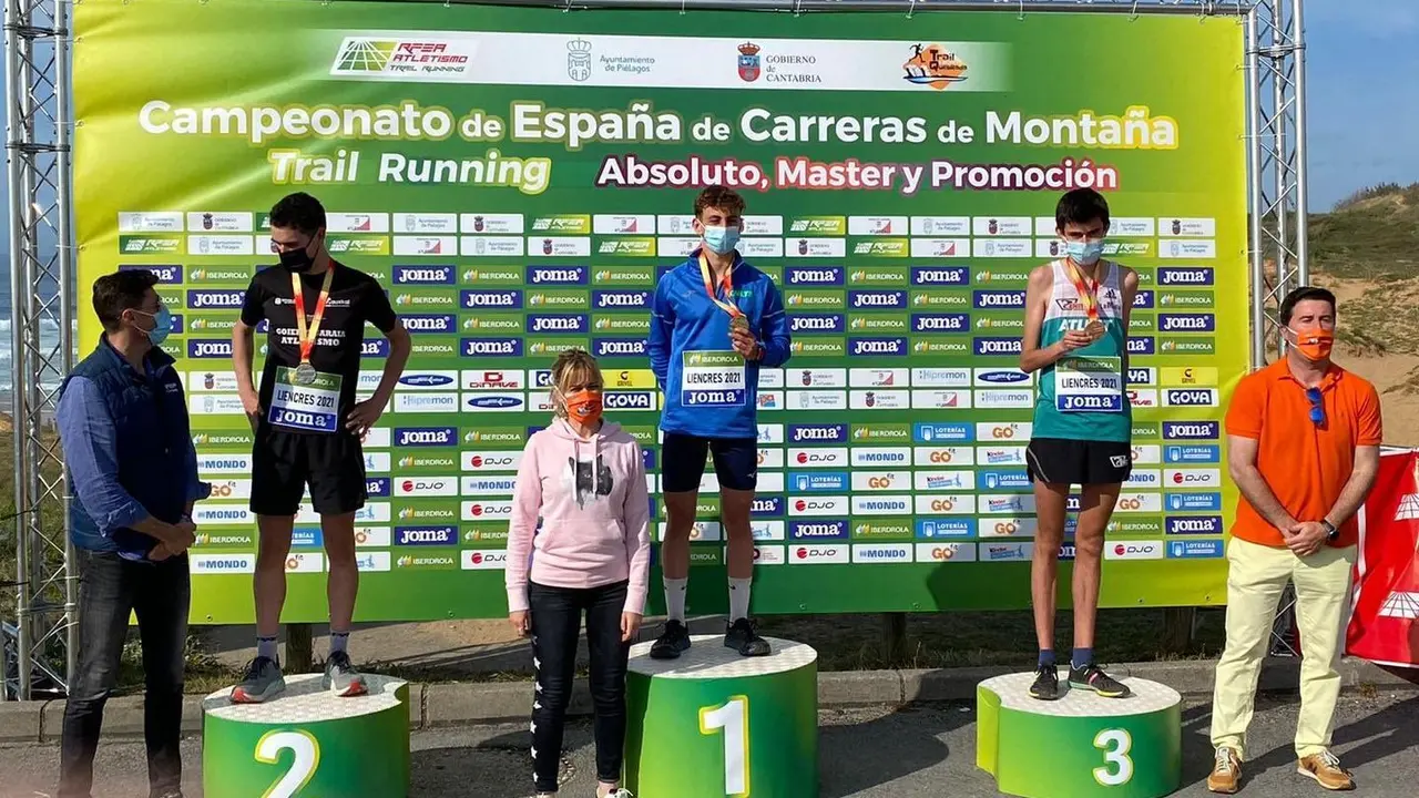 Alvaro Osanz en el podio del Nacional de Trail Running. Foto: Federaci&oacute;n Aragonesa Atletismo