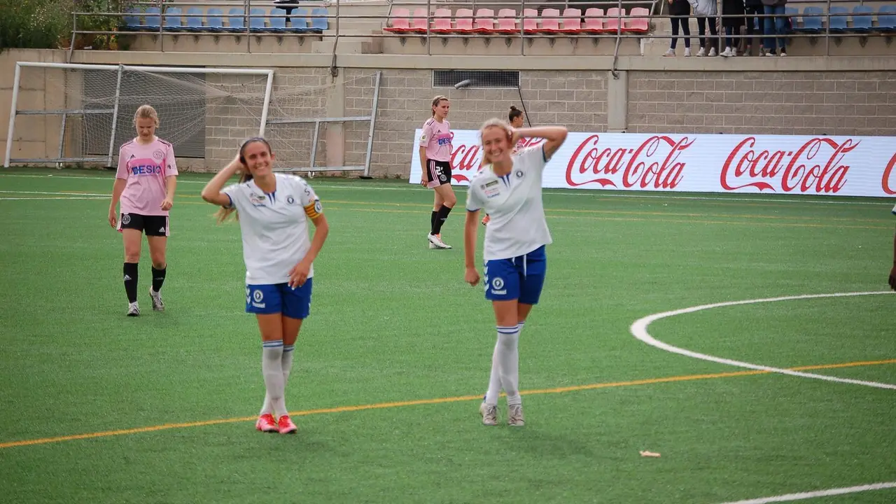 Laura Mart&iacute;nez y Teresa Rey celebran uno de los goles de la victoria por 2-1 ante el Pozuelo. Foto: Zaragoza CFF
