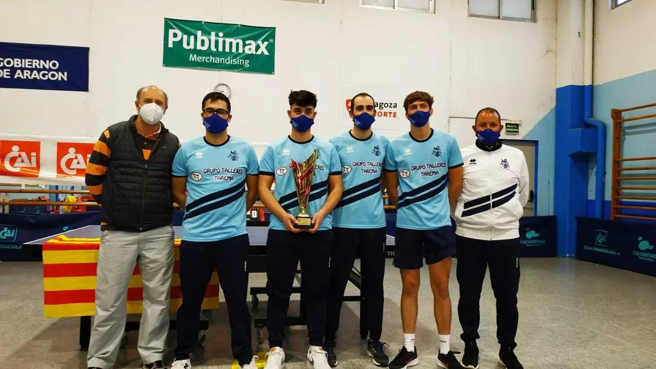 Los jugadores del Grupo Tarema 'A' con el triunfo que les acredita como campeones de la Liga. Foto: Cedida