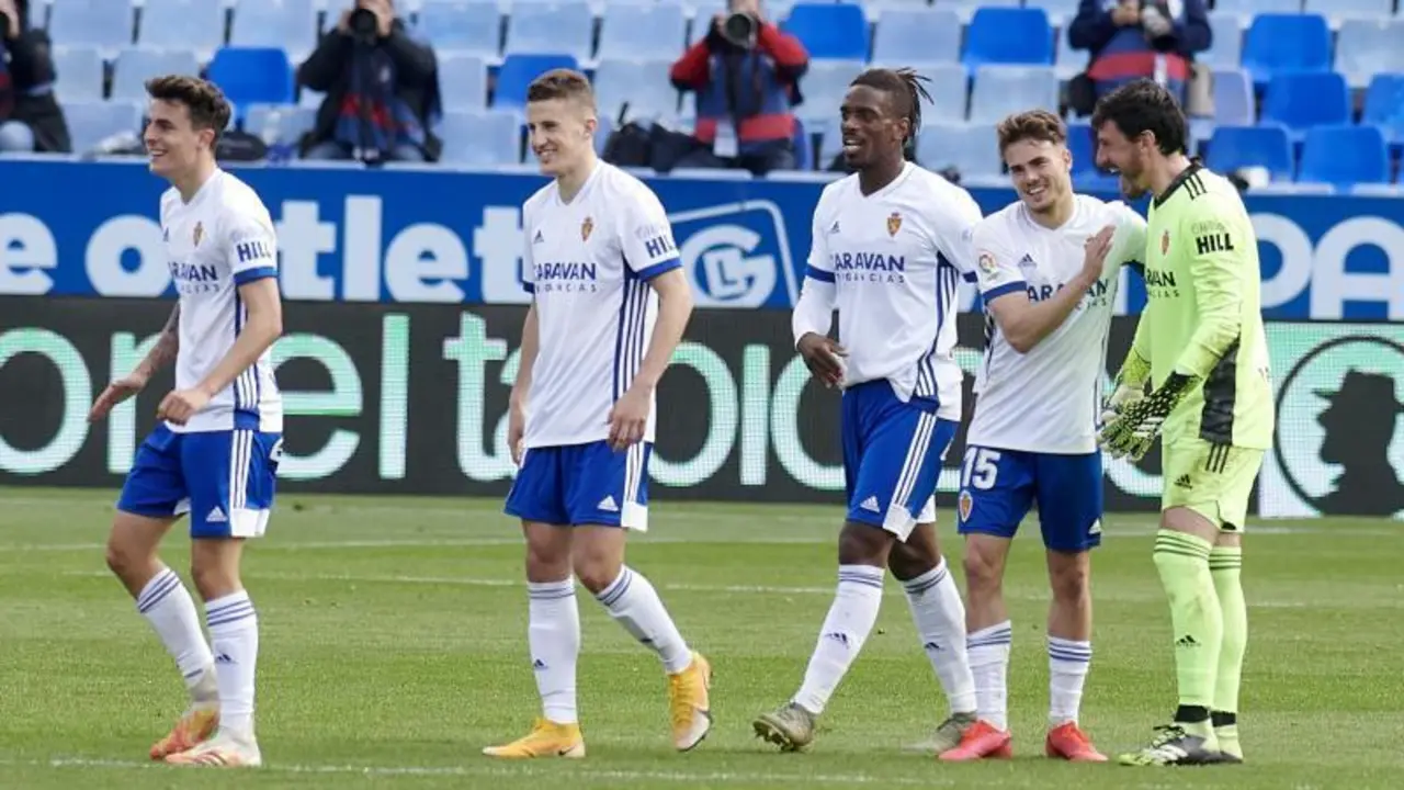La defensa del Real Zaragoza al final del encuentro ante la UD Almer&iacute;a. Foto: Real Zaragoza