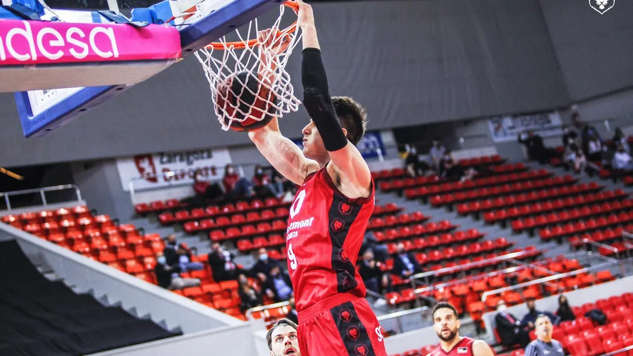 Nicol&aacute;s Brussino machaca uno de los aros del Pabell&oacute;n Pr&iacute;ncipe Felipe // Foto: Basket Zaragoza